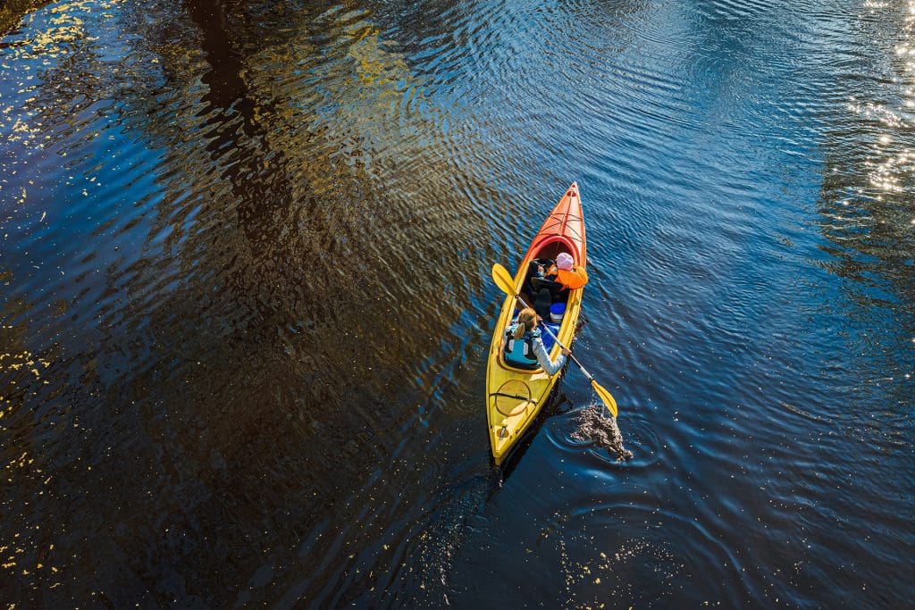 La clef du sommeil - woman canoeing water daytime